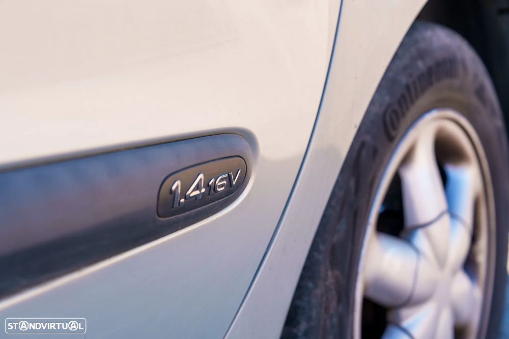 Renault Scénic 1.4 16V RTE - 10