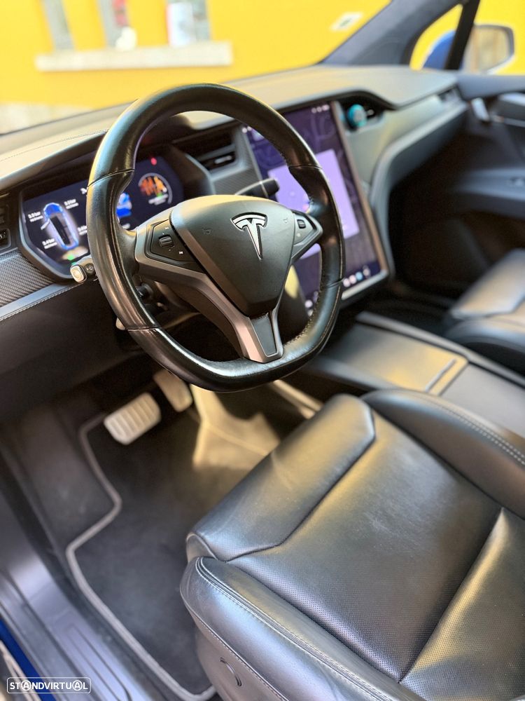 Tesla Model X - 34
