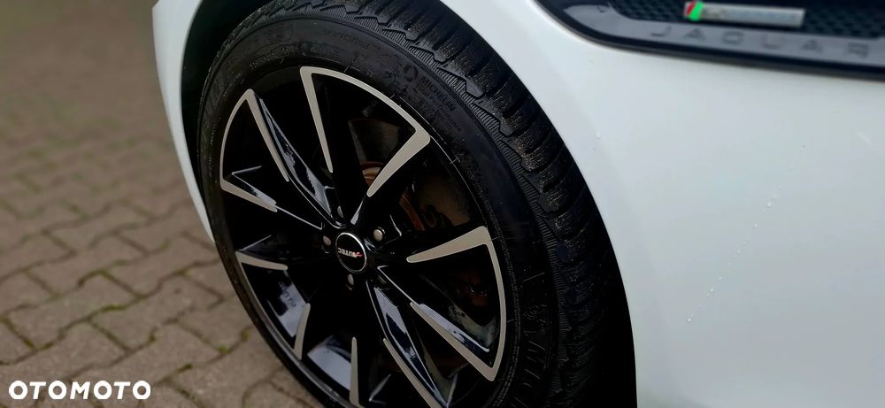 Jaguar XE 2.0 T R-Sport - 8