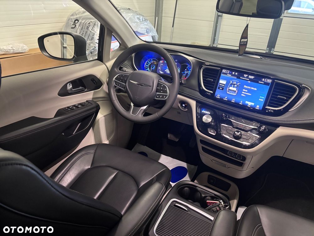 Chrysler Pacifica - 16