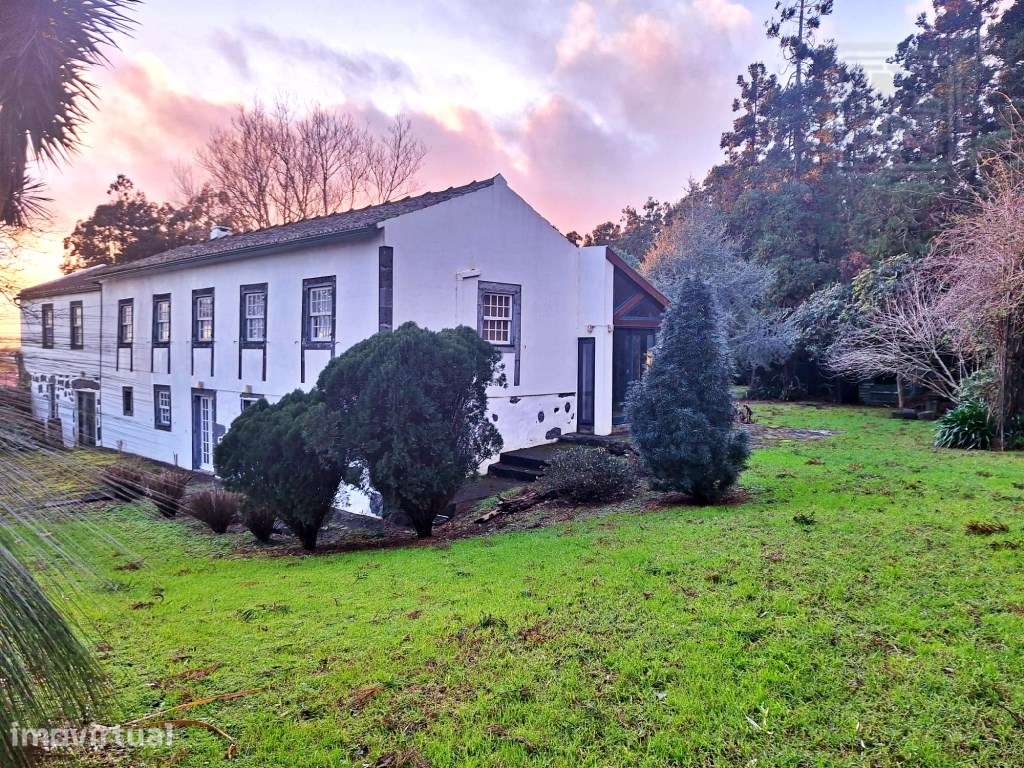 VENDA de AMPLA MORADIA ISOLADA com VASTO JARDIM e TERRENO - Horta, ... - Grande imagem: 3/60