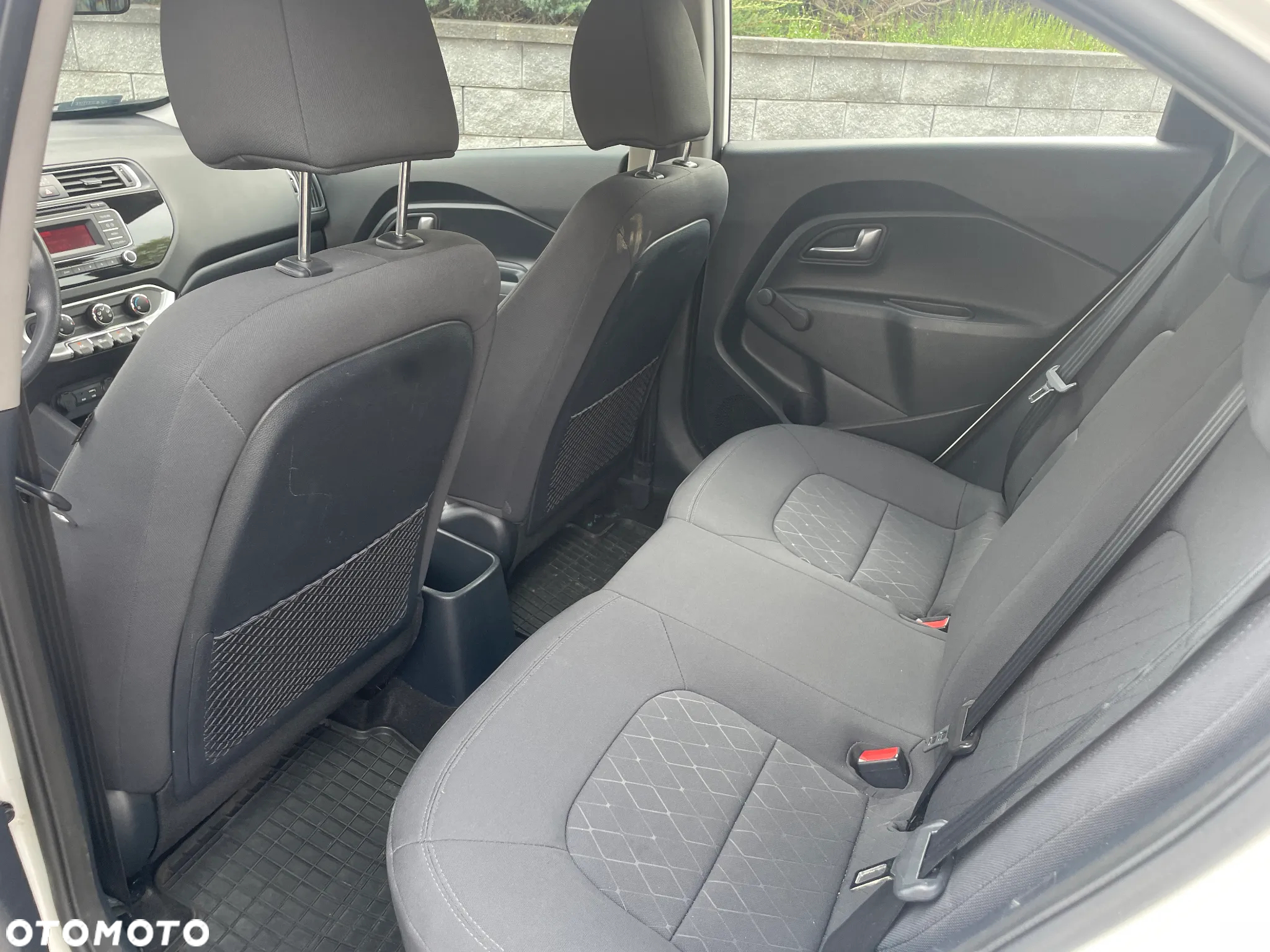 Kia Rio 1.2 L - 12