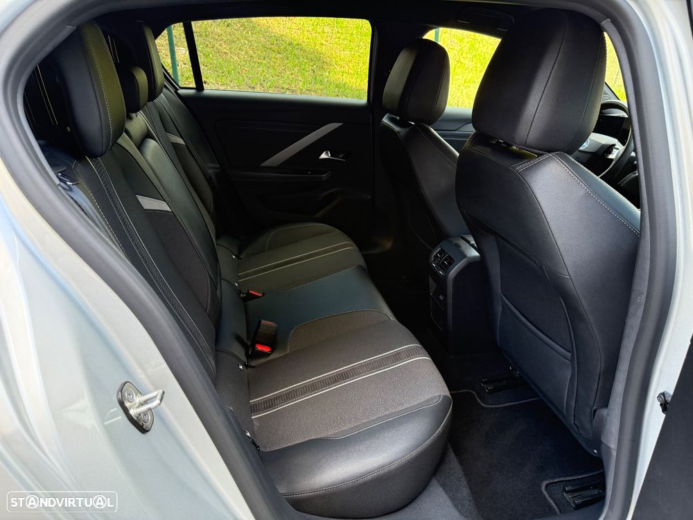 Opel Astra 1.2 T GS - 36