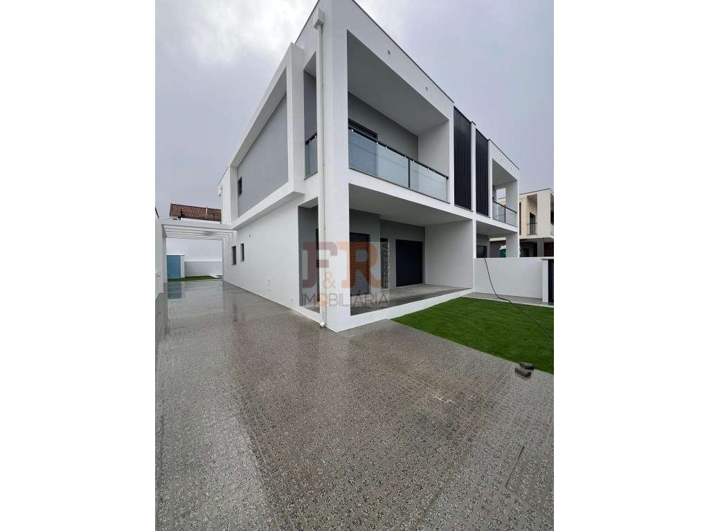 Geminada Duplex T4 Trés suites e Piscina Fernão Ferro - Grande imagem: 3/17