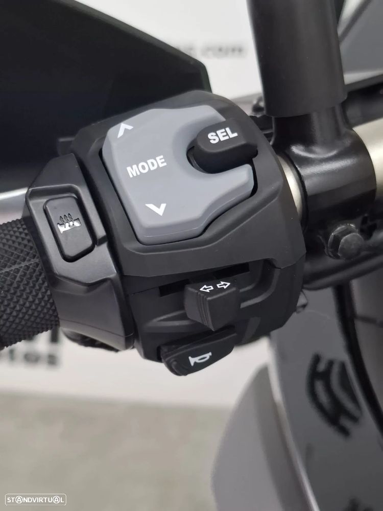 Suzuki DL 650A V-STROM - 11