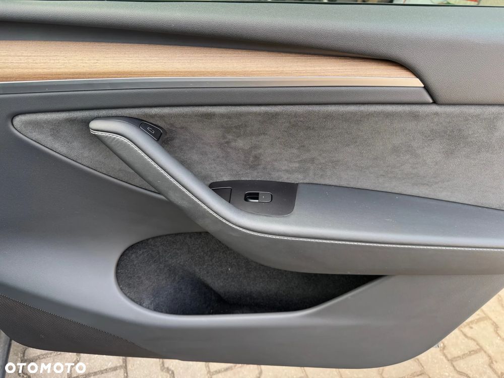 Tesla Model Y Standard - 30