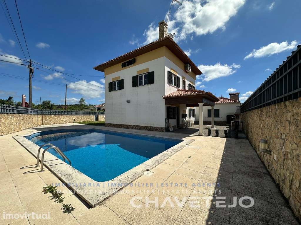 Moradia V4 com garagem e piscina a 7 km de Tomar e de praia fluvial... - Grande imagem: 2/42