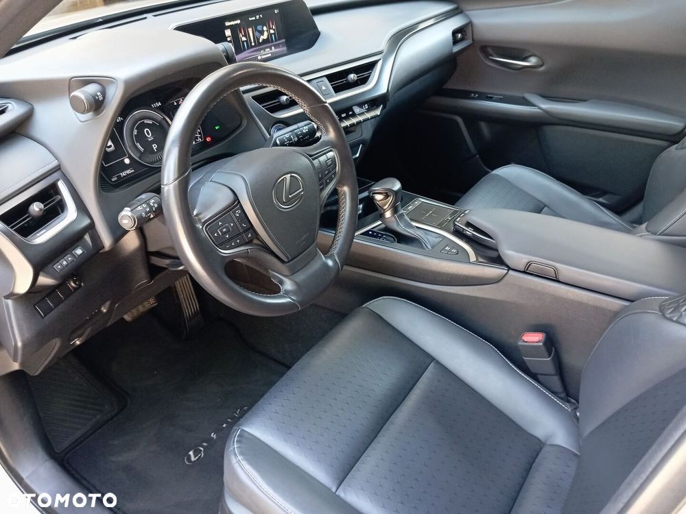 Lexus UX - 10