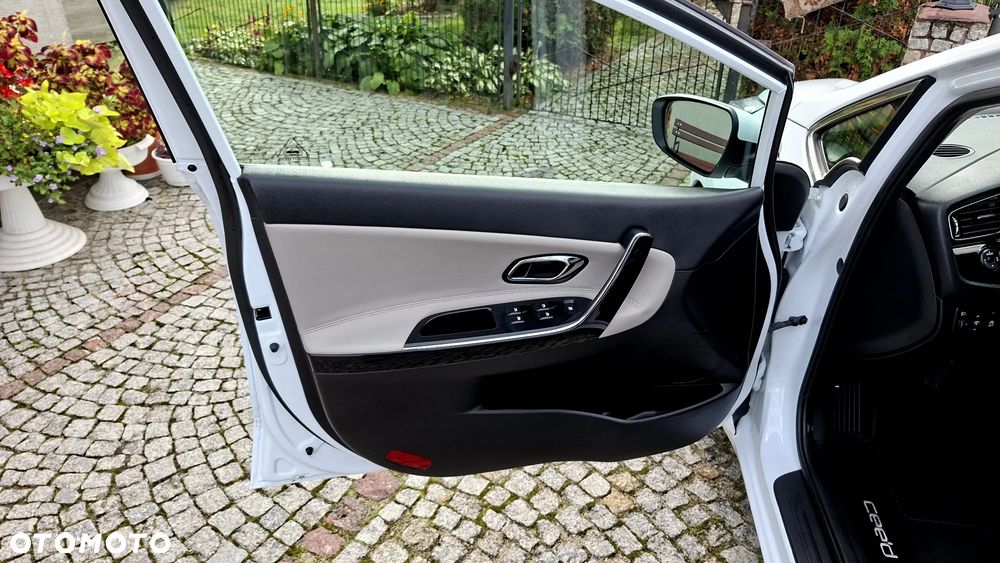 Kia Ceed 1.6 CRDi 128 ISG Spirit - 25