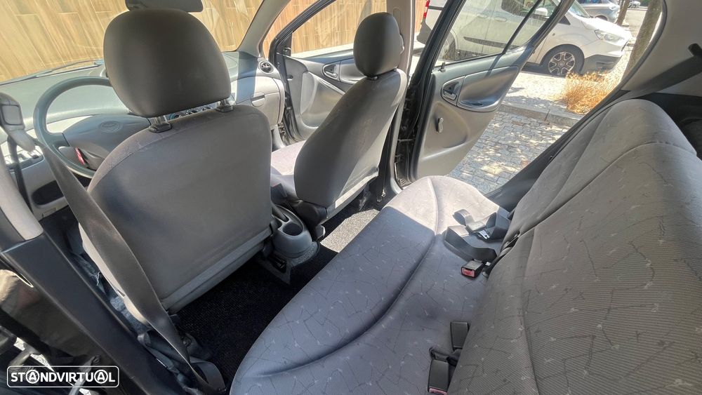 Toyota Yaris 1.0 Base C/Radio - 9