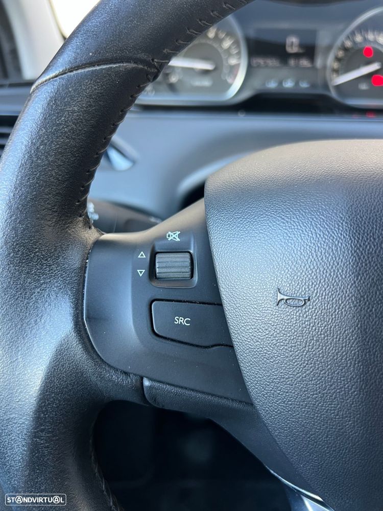 Peugeot 208 1.2 PureTech Signature - 17