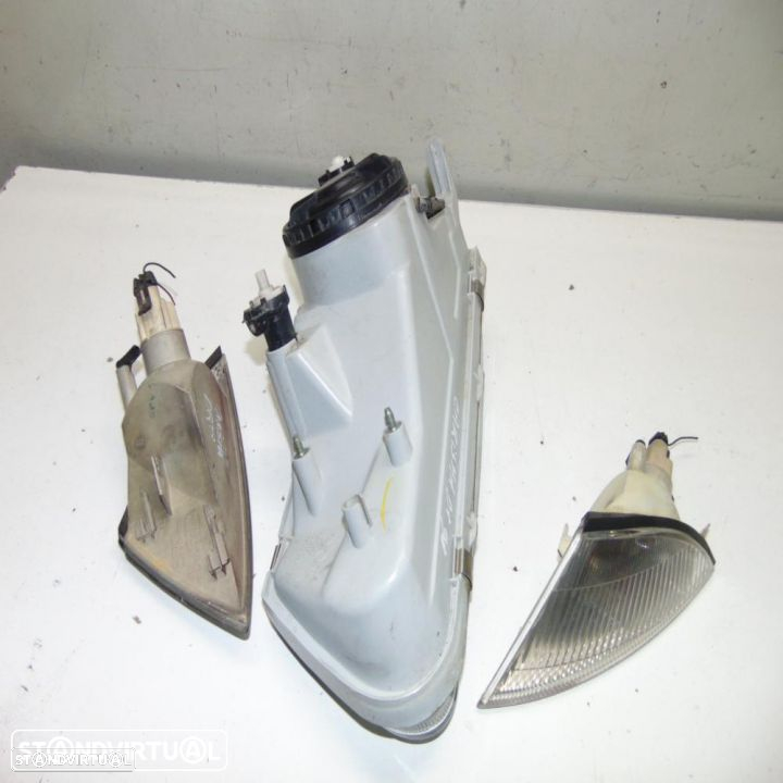 Mitsubishi Carisma 1998 farol - 3