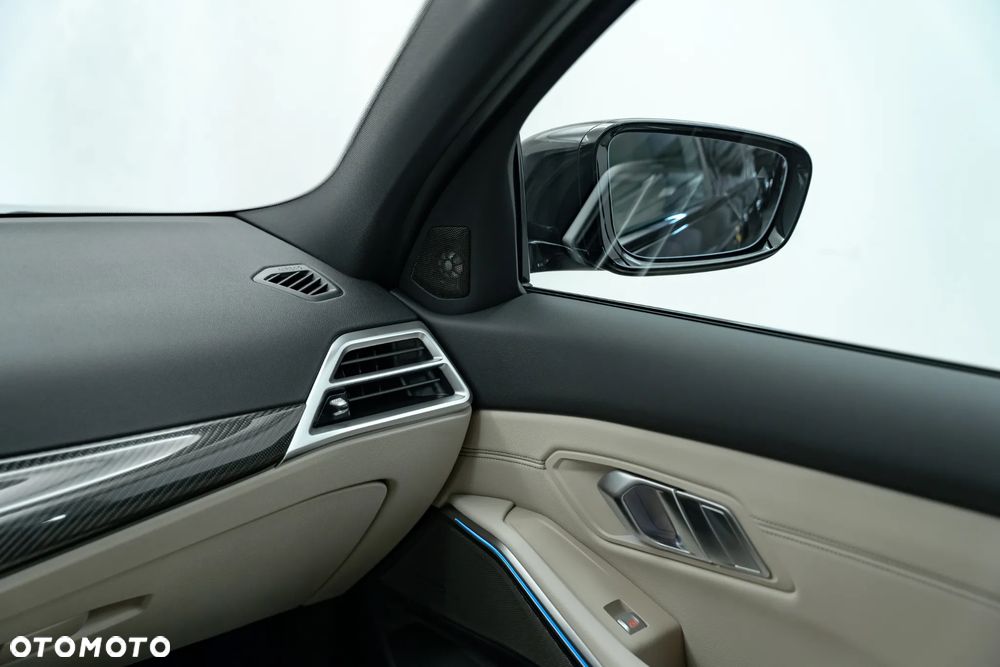 BMW Seria 3 330i xDrive M Sport - 38