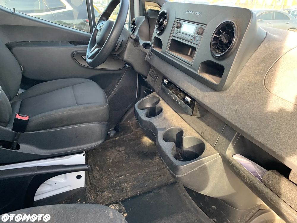 Mercedes-Benz Sprinter - 14