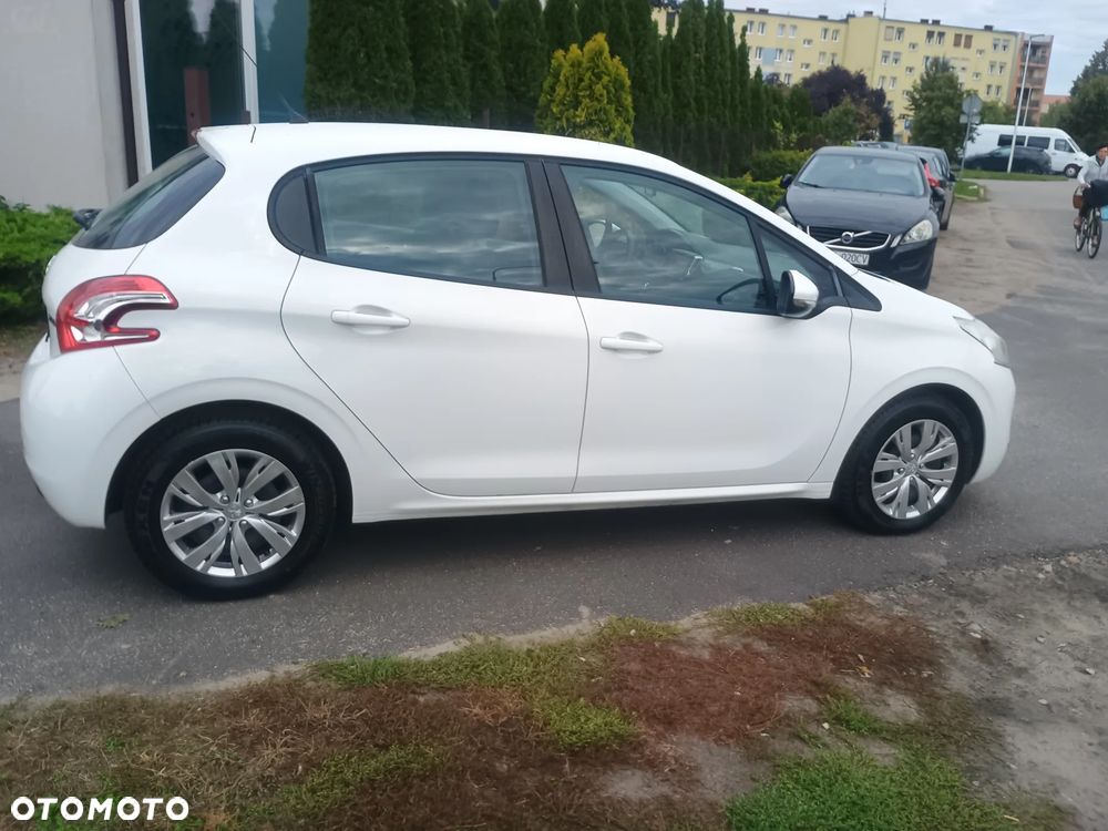 Peugeot 208 - 8