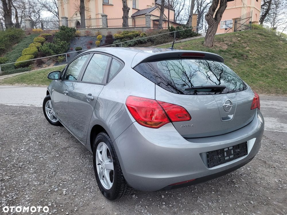 Opel Astra 1.6 Innovation - 21