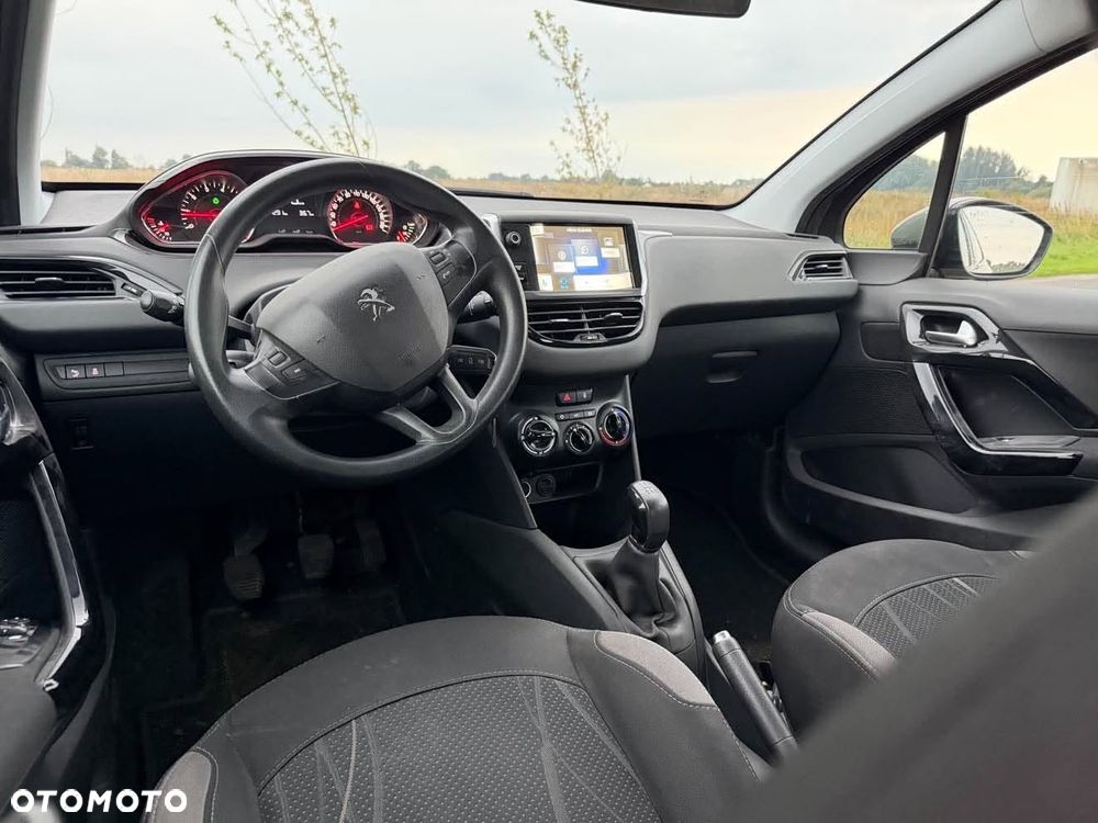 Peugeot 208 - 8