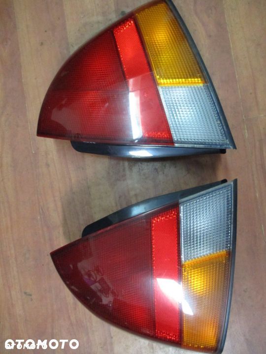 LAMPA TYLNA MITSUBISHI CARISMA 95-99 HB LEWA - 1