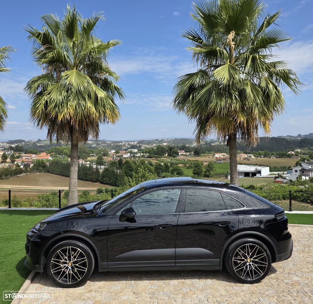 Porsche Macan Electric 4 - 7