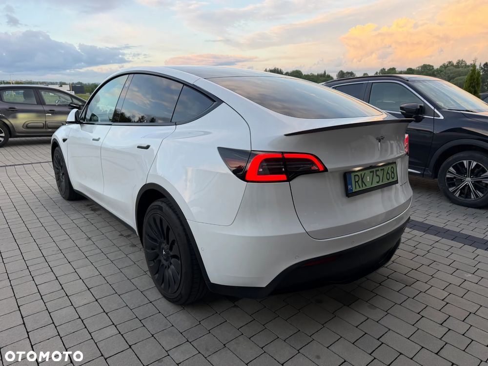 Tesla Model Y Long Range AWD - 5