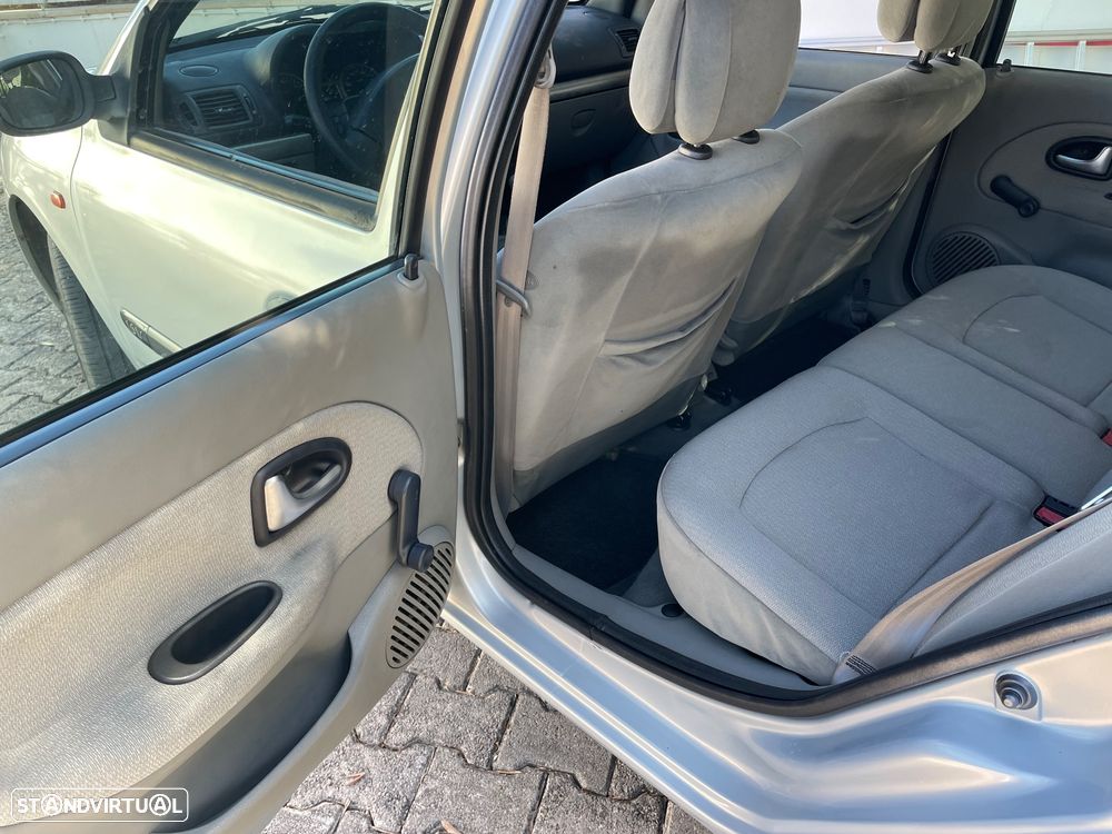 Renault Clio 1.2 16V Privilège - 12