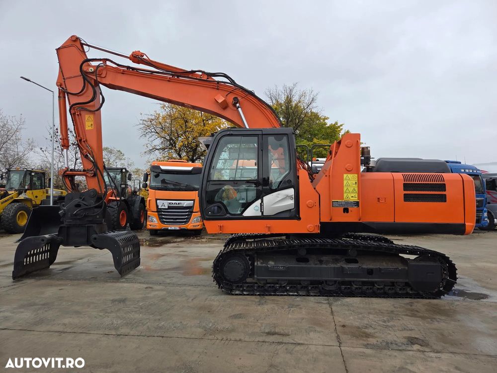 Hitachi GRAIFER deschidere 1,5m pe SENILE, cabina INALTIBILA, Masa operationala 20,3tone, LANT NOU, PAPUCI NOI, Gresare automata, Camera spate, 2017, 8.575h, cupla rapida, motor Isuzu 174CP, 3 pompe HITACHI, posibilitate leasing, STARE FOARTE BUNA-89.900 EUR - 11