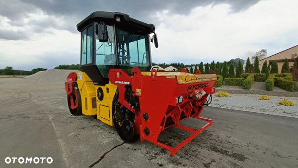 Dynapac CC234HF + rozsypywacz grysów HYDROG RG-2000