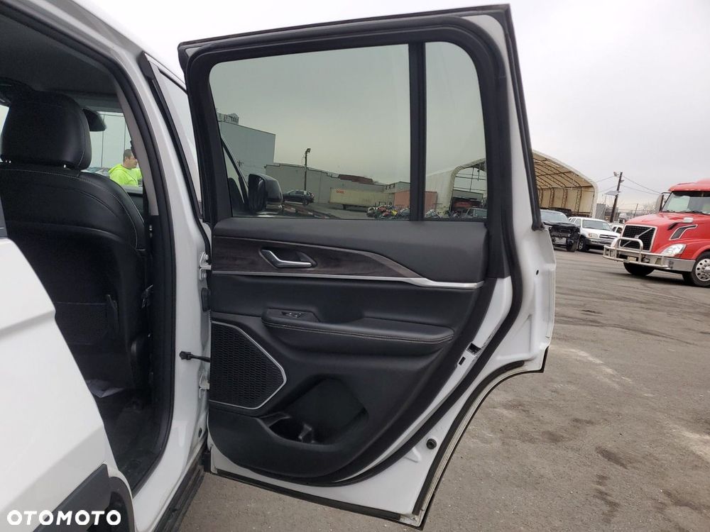Jeep Grand Cherokee - 34