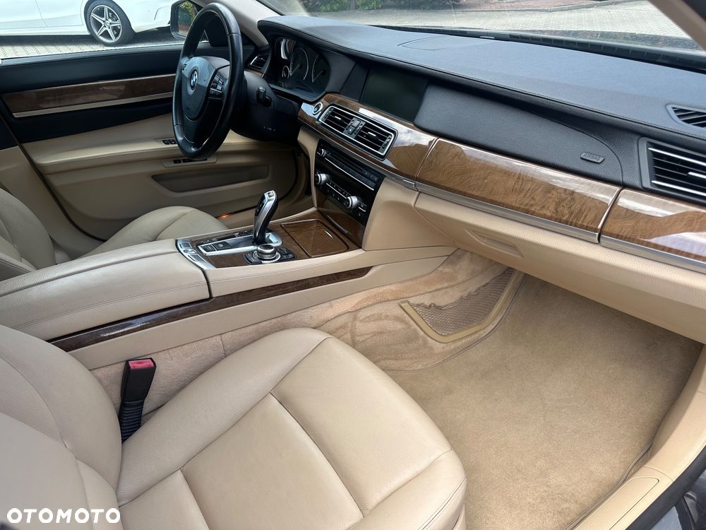 BMW Seria 7 740i - 29