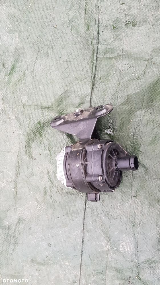 SKODA OCTAVIA IV DODATKOWA POMPA WODY 04L965567 - 2