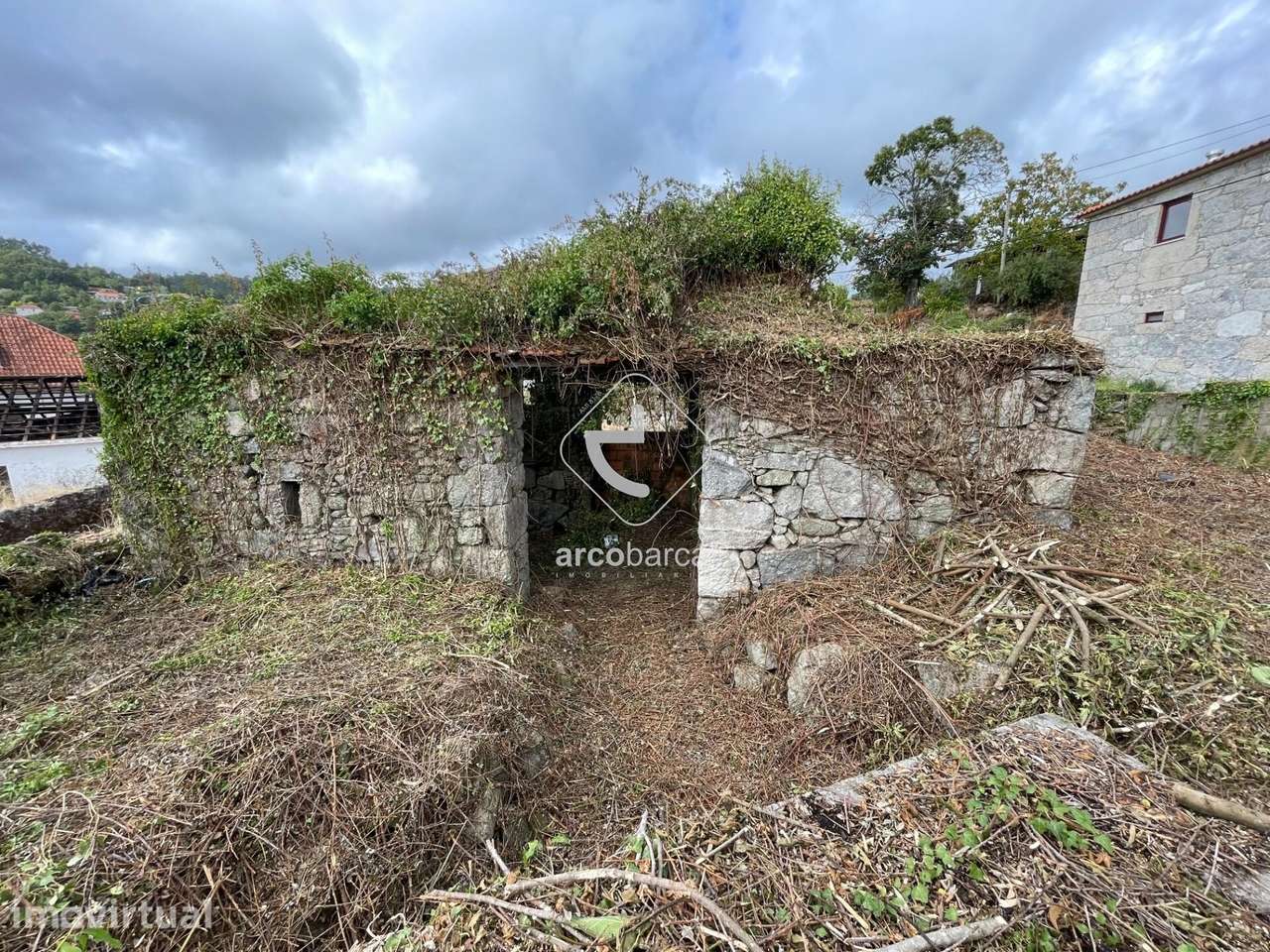 Moradia de pedra, para recuperar, junto da vila de Paredes de Coura - Grande imagem: 5/31