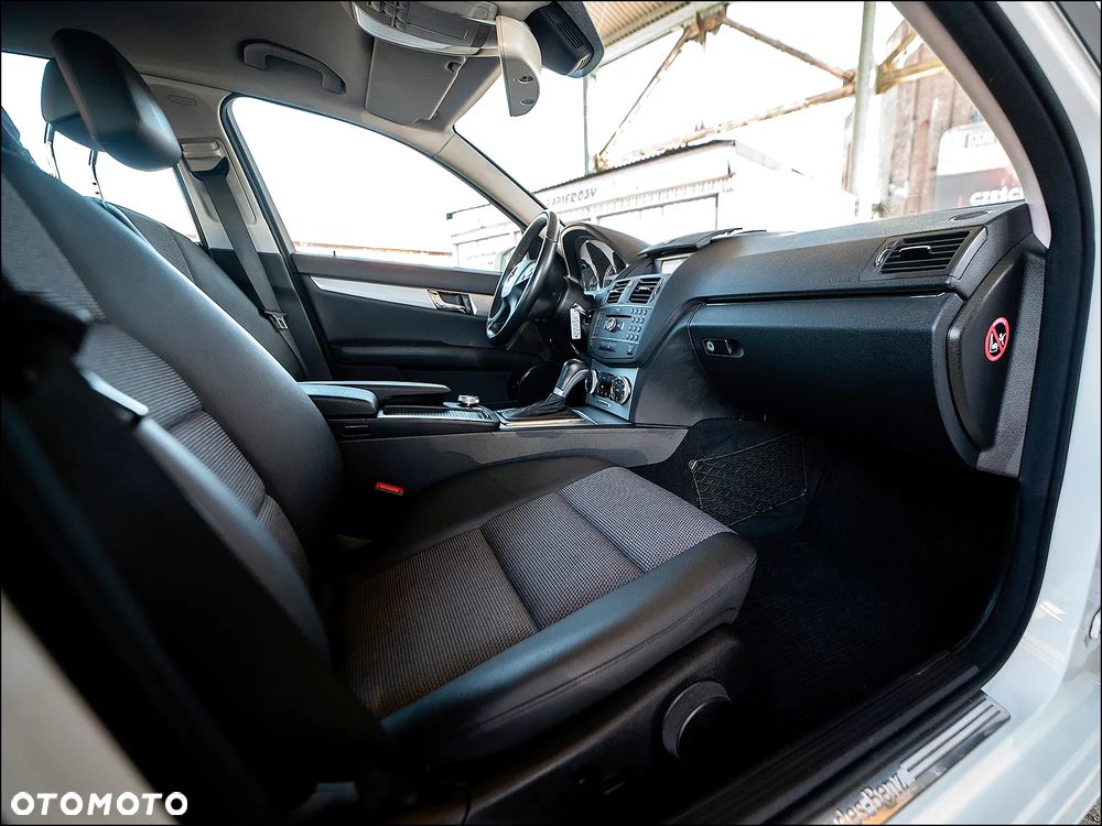 Mercedes-Benz Klasa C 180 BlueEFFICIENCY 7G-TRONIC Avantgarde - 37