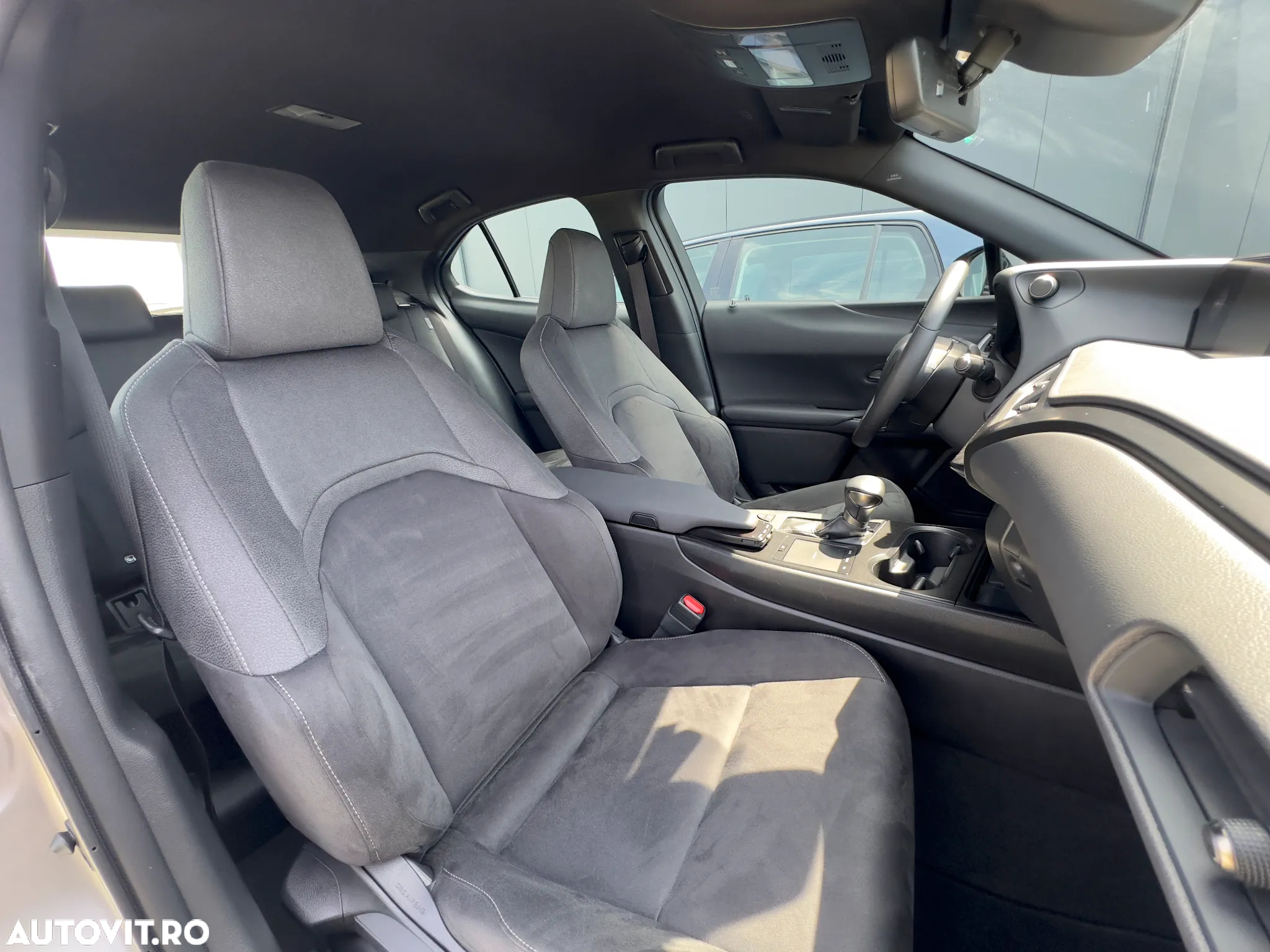 Lexus UX 250h FWD Business - 21