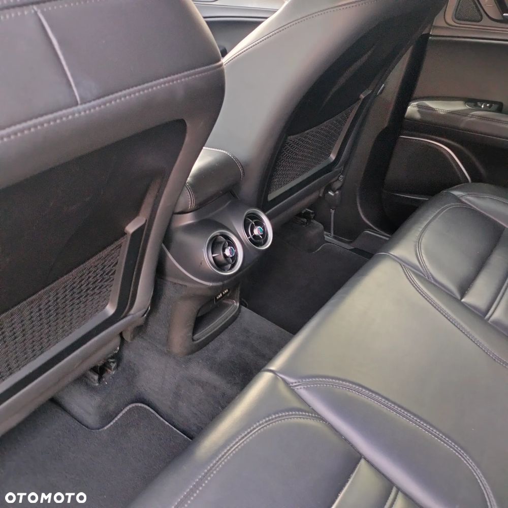 Alfa Romeo Stelvio - 12