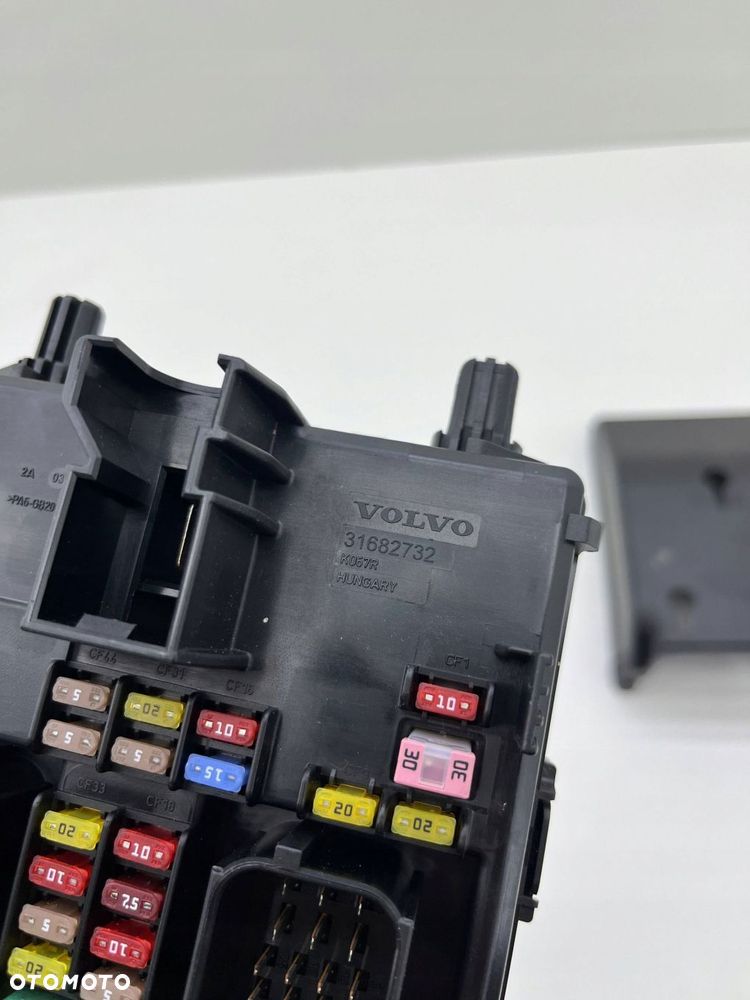VOLVO V90 S90 SKRZYNKA BEZPIECZNIKÓW 32142591 31682732 - 3