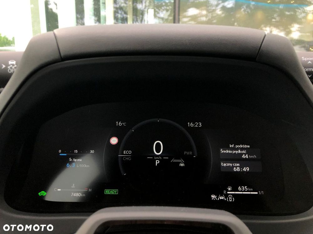 Lexus UX 300h F Sport Design - 32