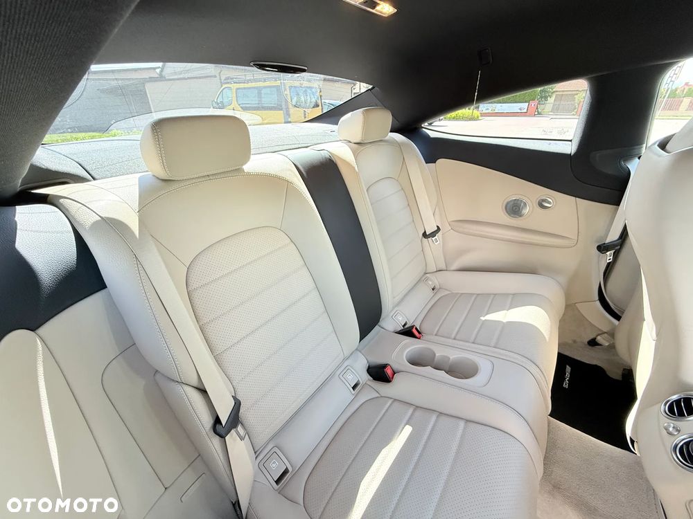 Mercedes-Benz Klasa C 300 7G-TRONIC - 17