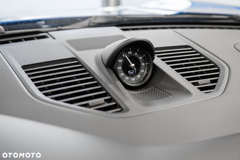 Porsche 911 Carrera 4 GTS - 13