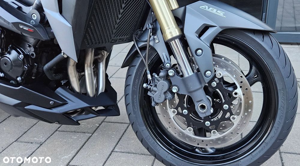 Suzuki GSR - 24