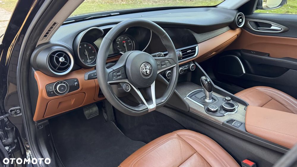 Alfa Romeo Giulia 2.0 Turbo 16V AT8-Q4 Ti - 24
