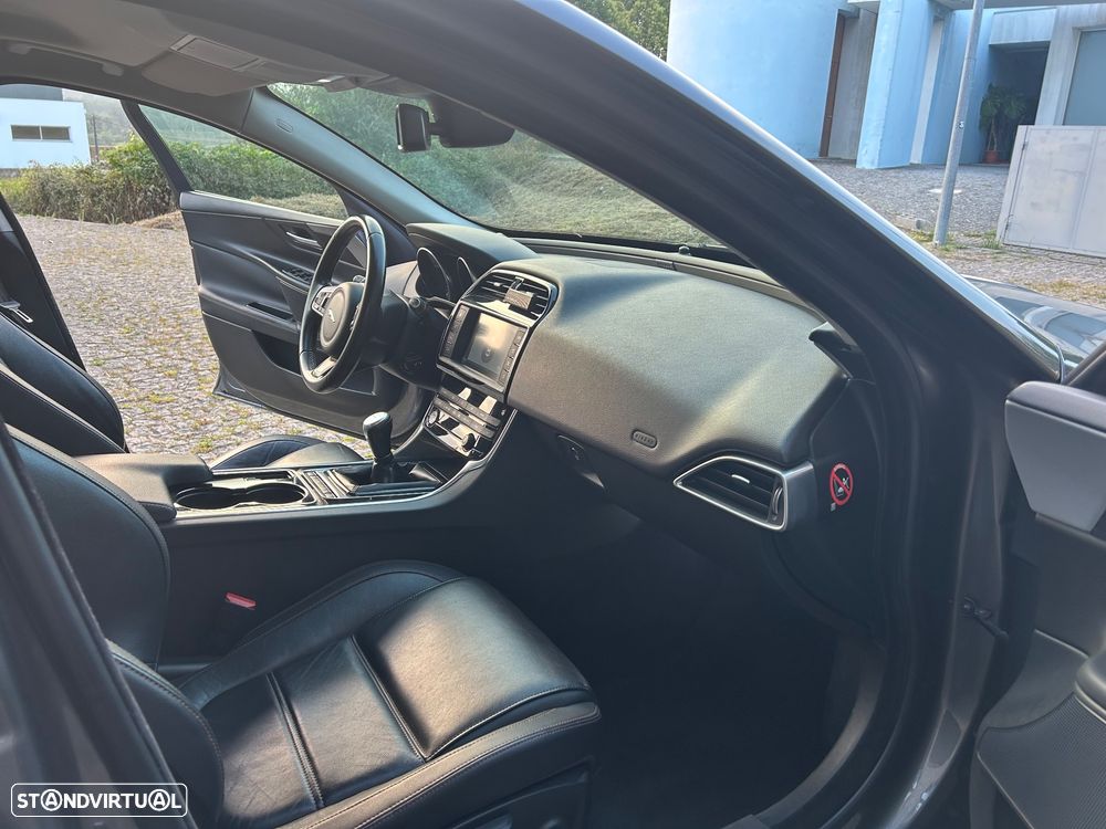 Jaguar XE 2.0 D Portfolio - 18
