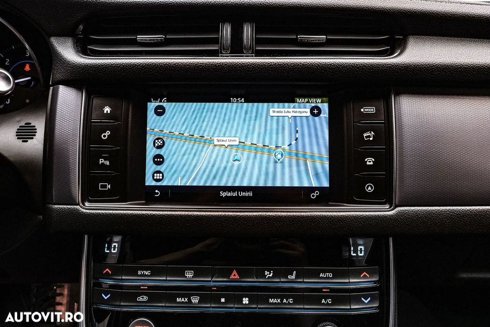 Jaguar XF 20d RWD E-Performance R-Sport - 21