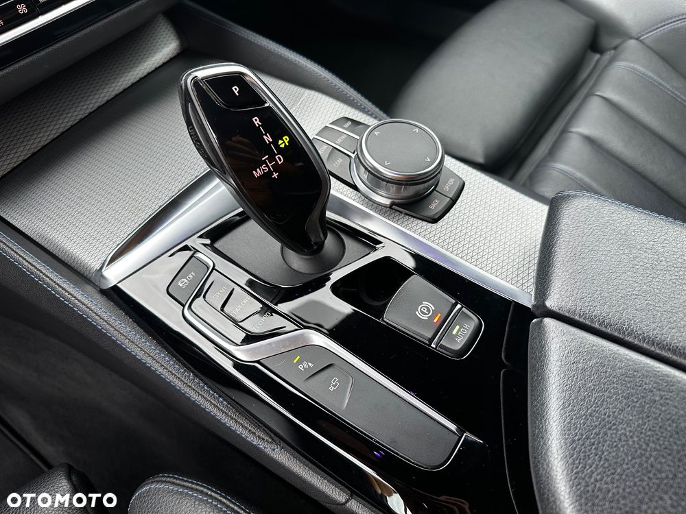 BMW Seria 5 530d xDrive Touring - 34