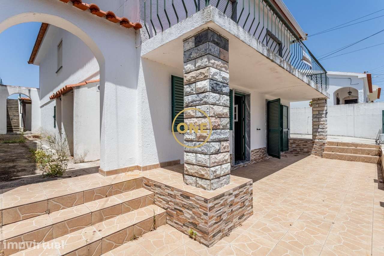 Moradia T5 com dois pisos, espaço exterior e potencial para bi-familia - Grande imagem: 4/35