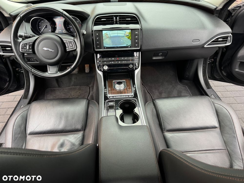 Jaguar XE 2.0 D Prestige - 30