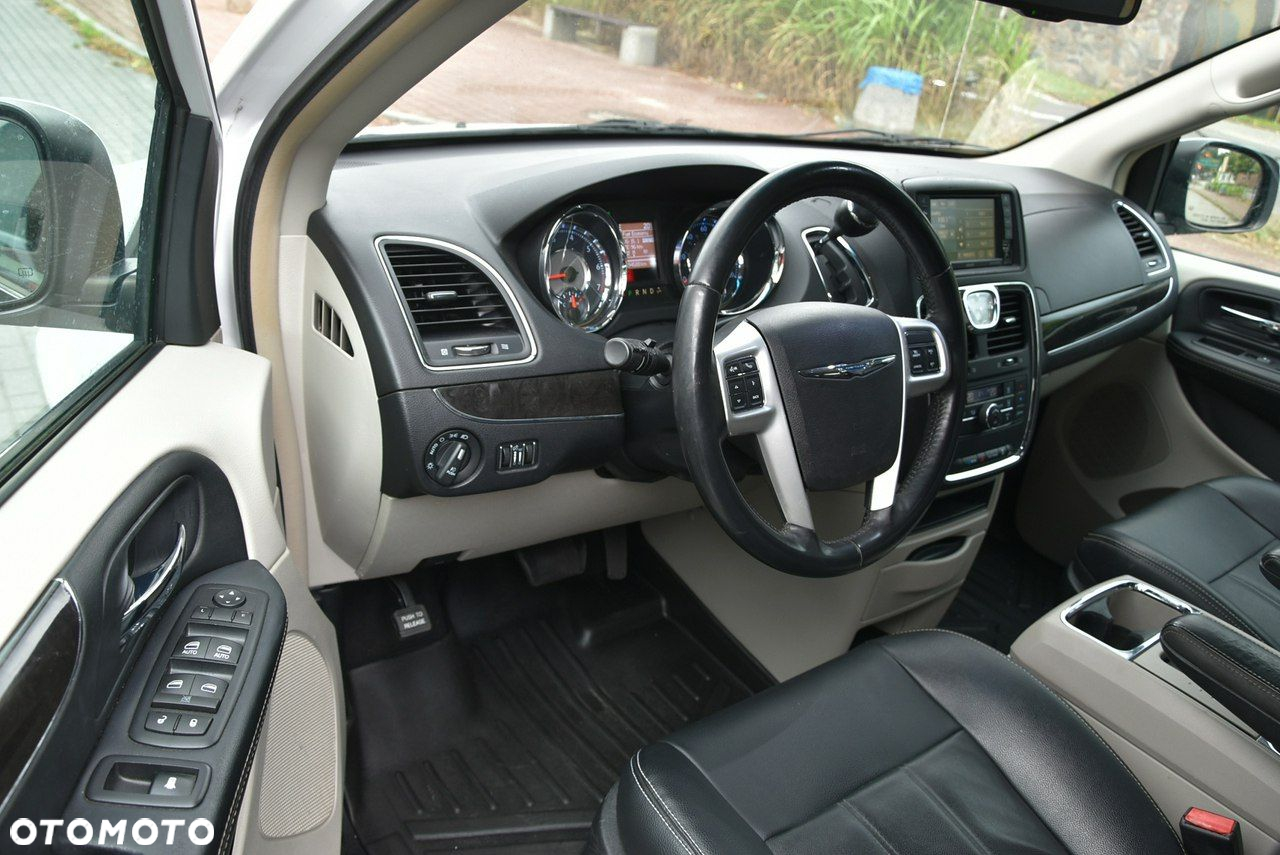 Chrysler Town & Country - 17