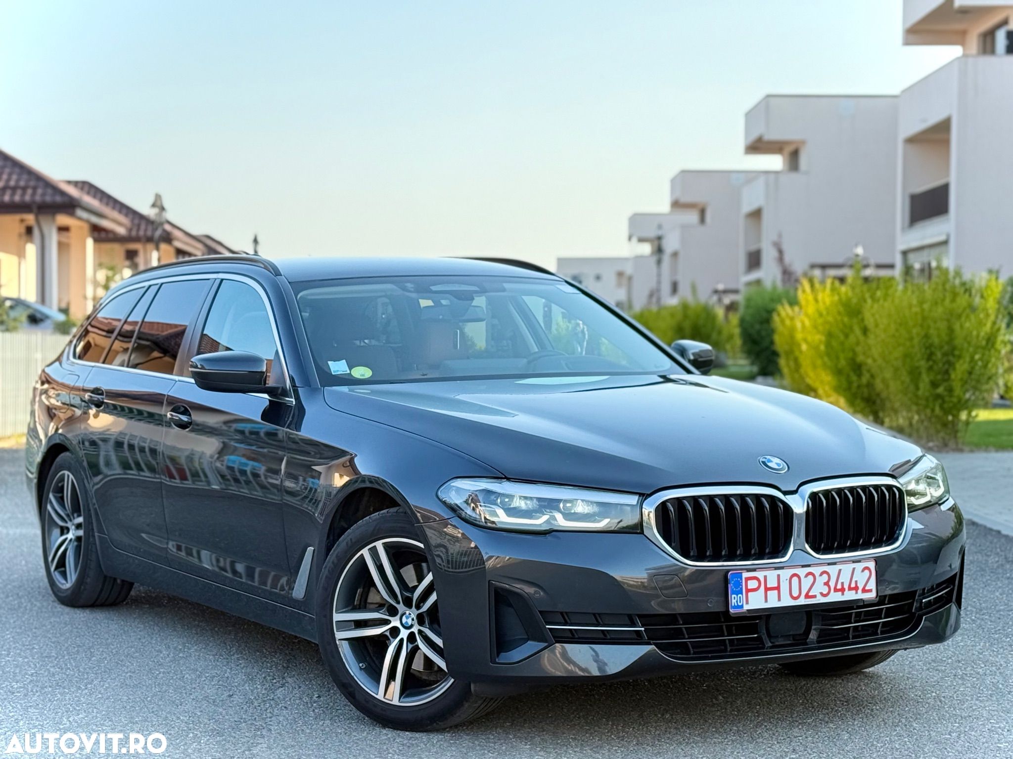 BMW Seria 5 520d Touring Aut. Luxury Line - 1