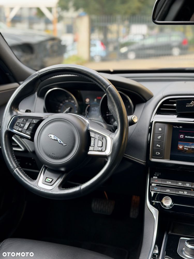 Jaguar XE 2.0 D AWD R-Sport - 19