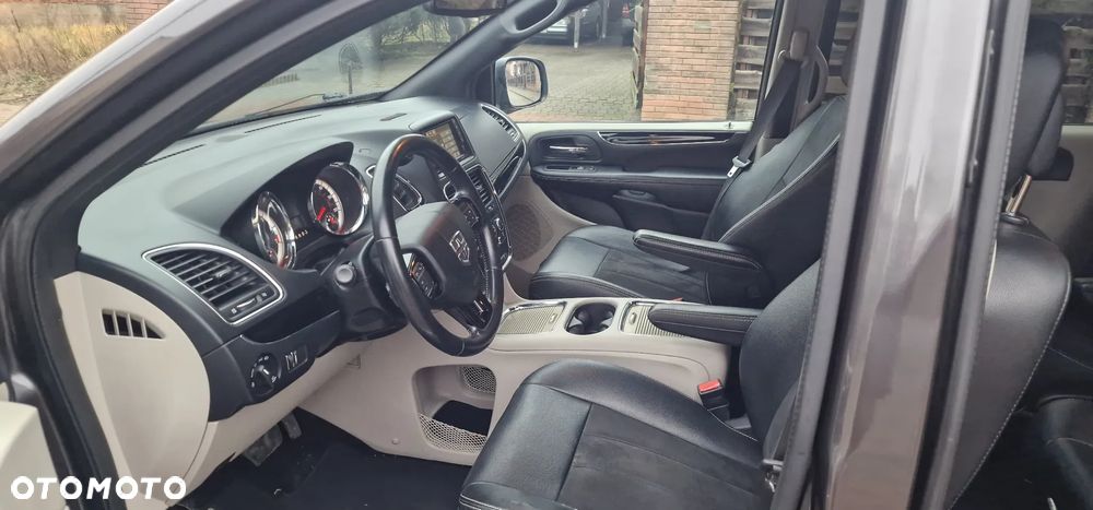 Dodge Grand Caravan - 25
