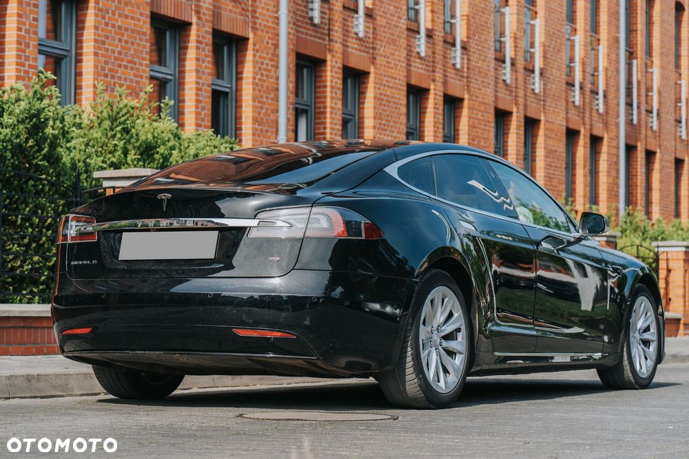 Tesla Model S - 15